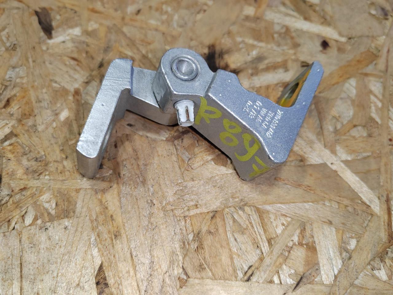 петля двери Volkswagen Passat (USA) 1 поколение 2013, 2.5 л., бензин - фото №1