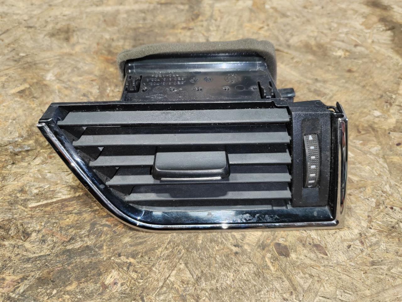 дефлектор обдува салона Skoda Octavia 3 поколение (A7) 2016, 1.4 л., бензин, 5E0819702C - фото №1