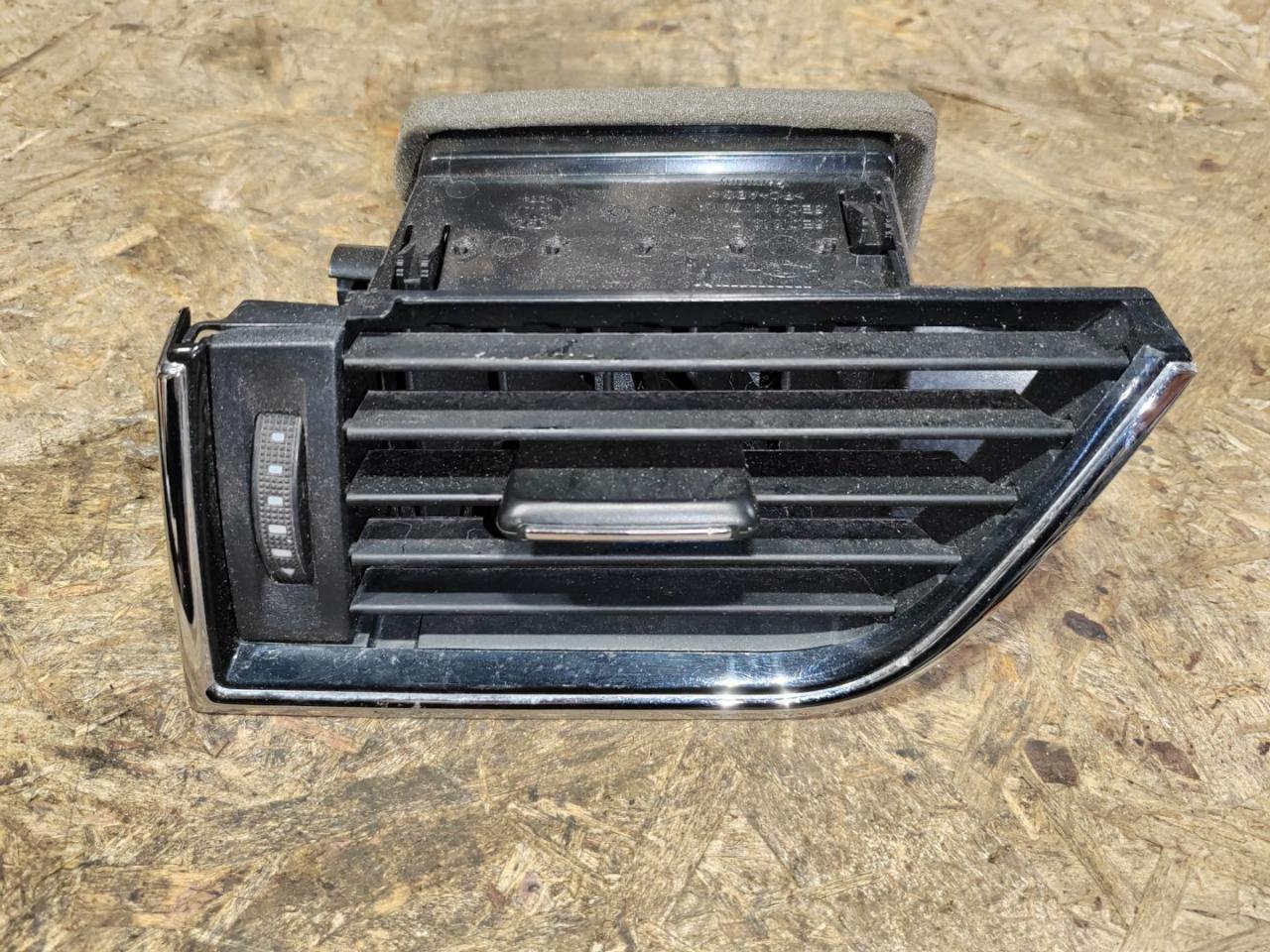 дефлектор обдува салона Skoda Octavia 3 поколение (A7) 2016, 1.4 л., бензин, 5E0819701C - фото №1