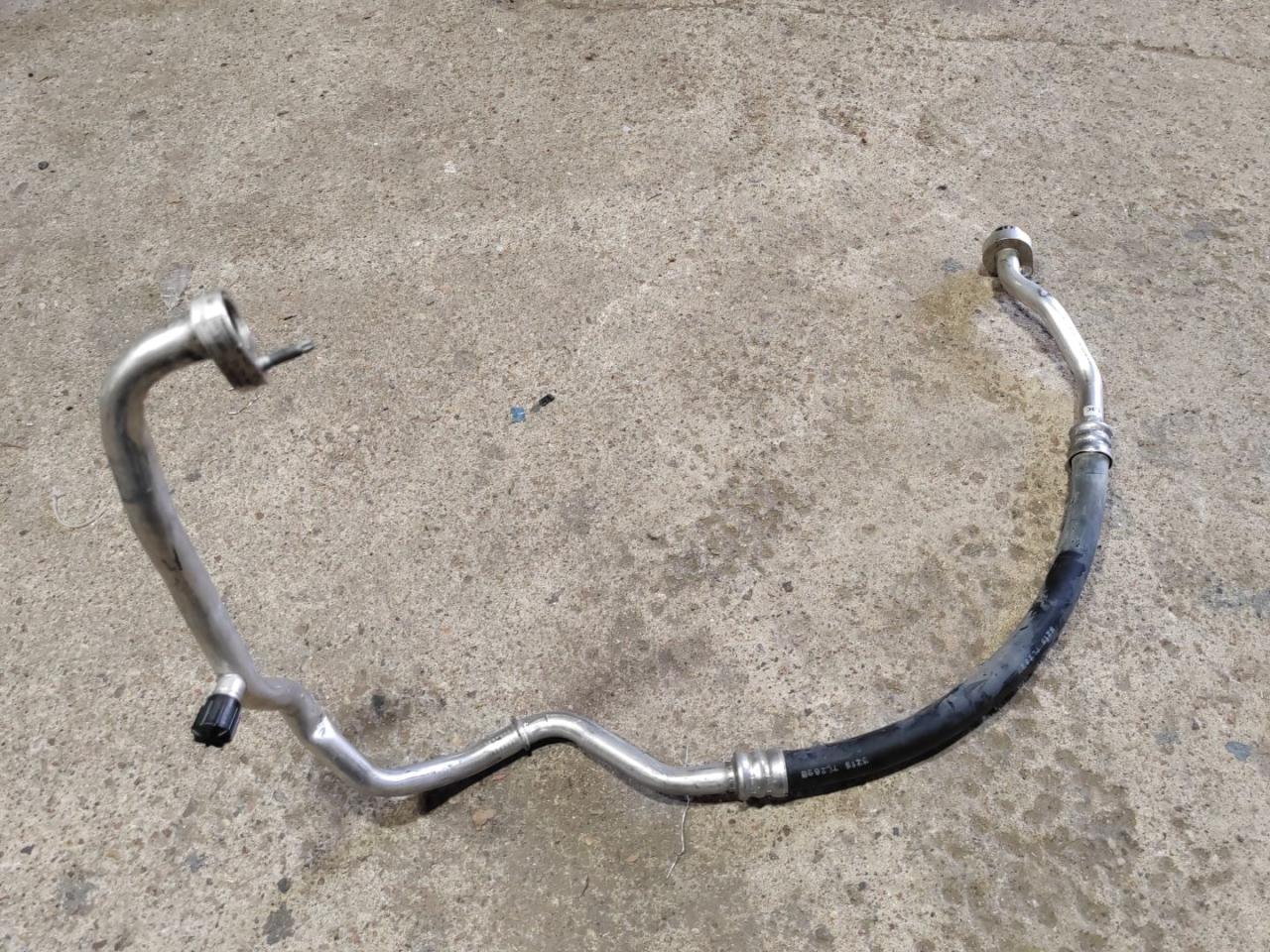 трубка кондиционера Skoda Octavia 3 поколение (A7) 2016, 1.4 л., бензин, 5Q0820743C - фото №1