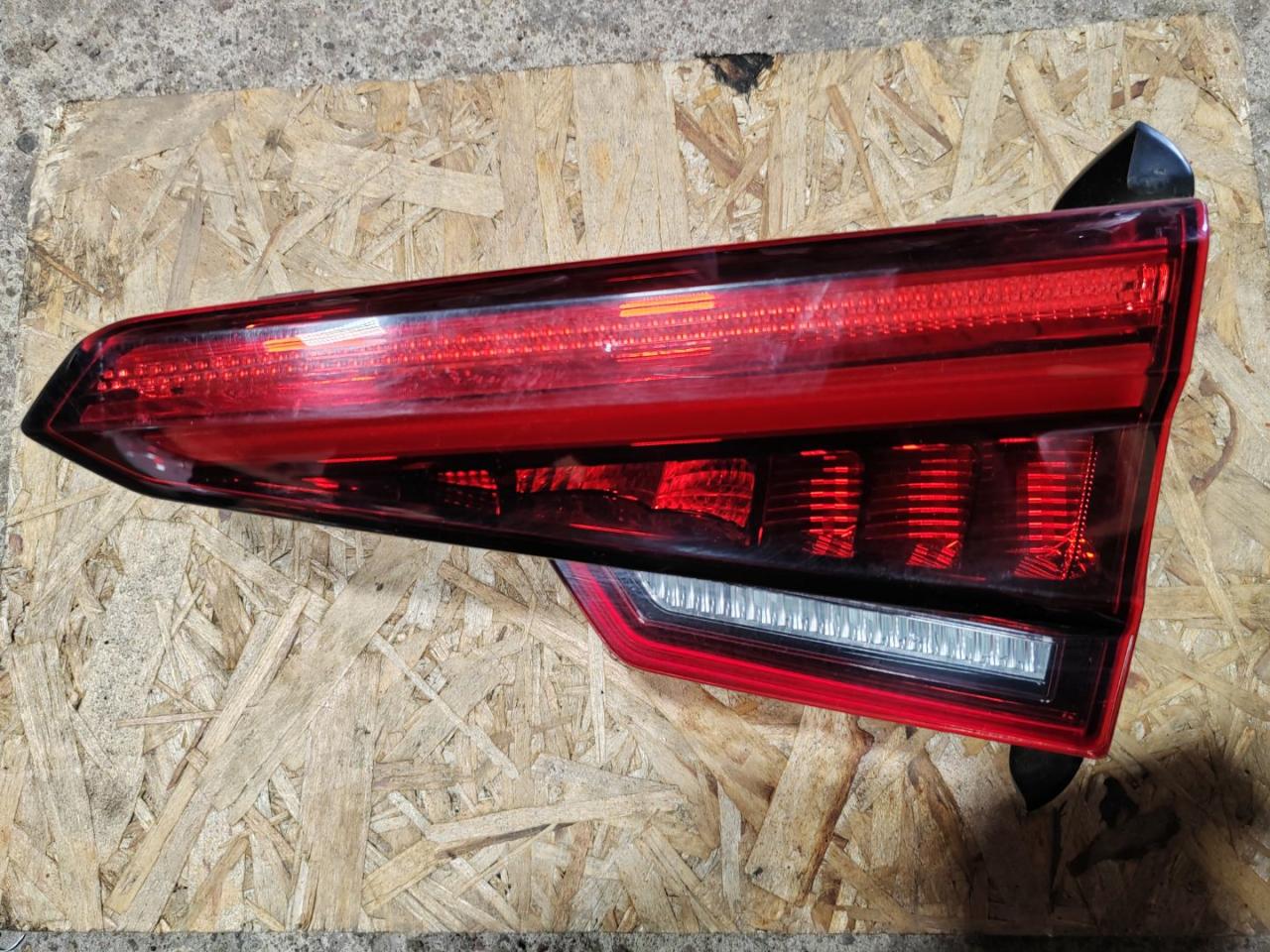 фонарь крышки багажника правый Audi A4 B9 2016, 1.4 л., бензин, 8W5945094B - фото №1