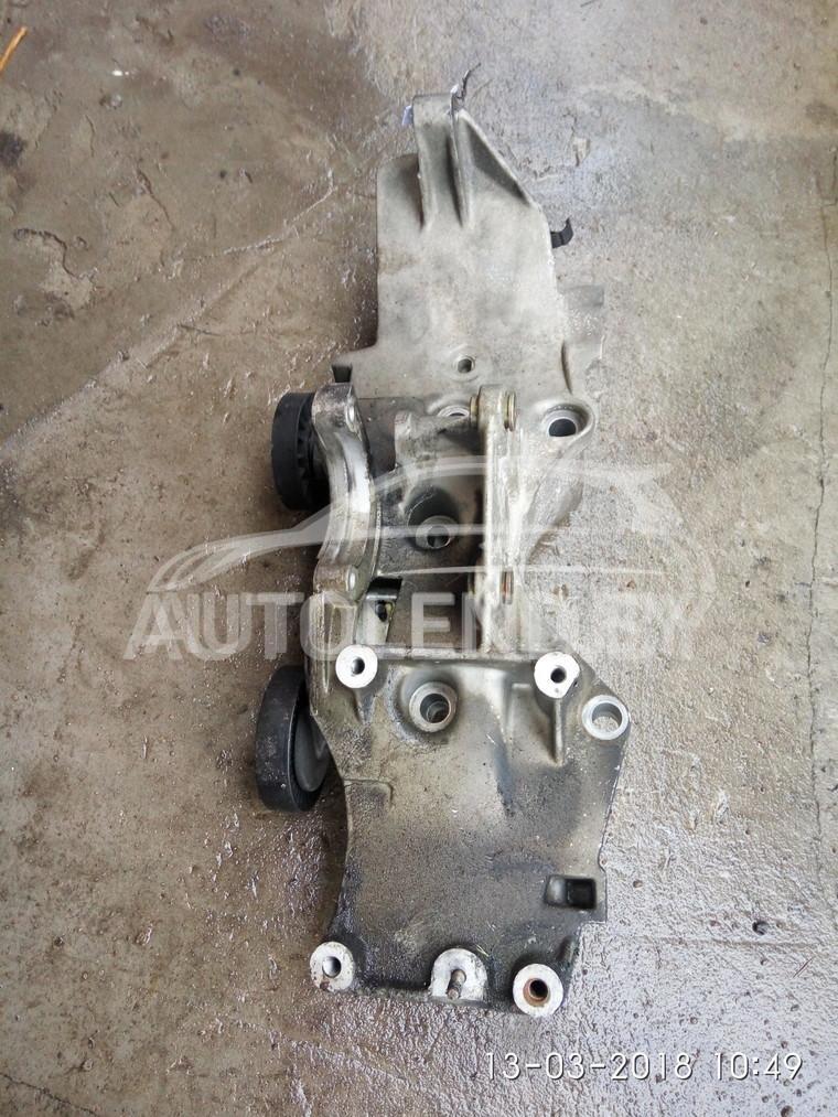 кронштейн (крепление) Renault Clio 1 поколение 1997, 1.4 л., бензин, МКПП, хетчбэк 5 дв. - фото №1