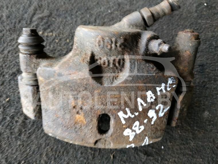 суппорт передний левый Mitsubishi Colt 3 поколение 1990, 1.3 л., бензин, МКПП, хетчбэк 5 дв. - фото №1