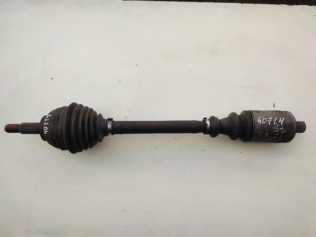 полуось передняя левая (приводной вал, ШРУС) Renault Scenic 1 поколение 1998, 1.6 л., бензин, АКПП, минивэн - фото №1