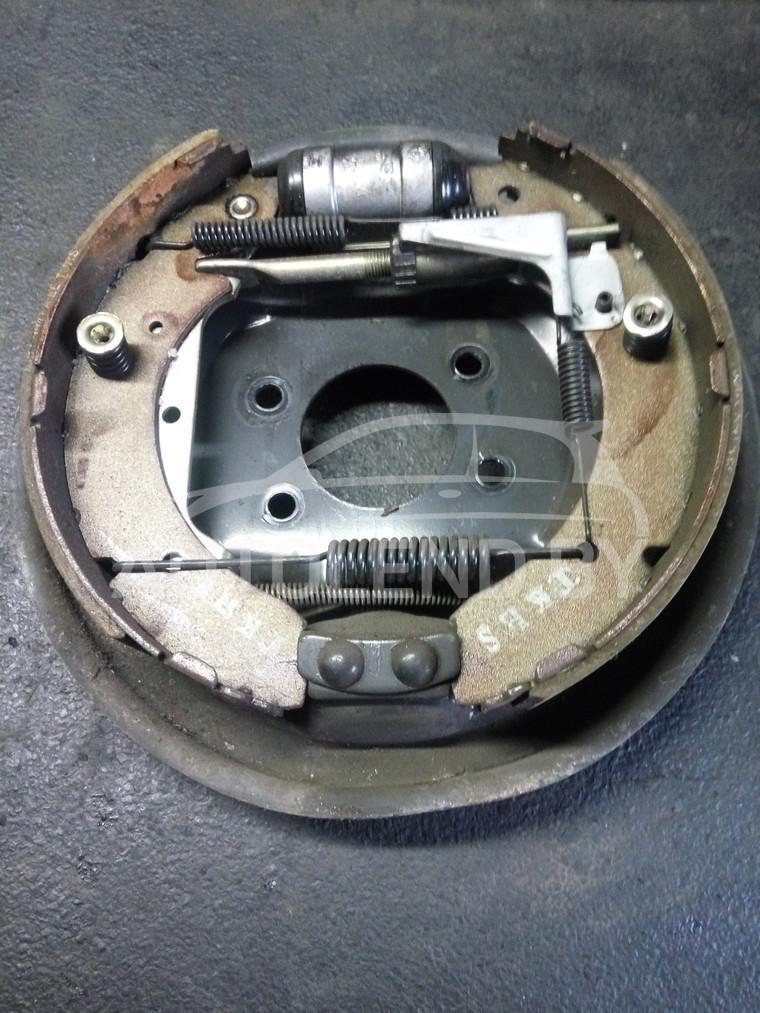 защитный кожух тормозного механизма Mitsubishi Space Wagon 2 поколение (Typ N30/N40) 1998, 2.0 л., дизель, МКПП, минивэн - фото №1