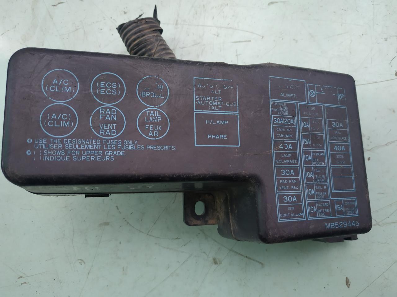 блок предохранителей Mitsubishi Galant 5 поколение 1989, 2.0 л., бензин, МКПП, седан, MB529445 - фото №1
