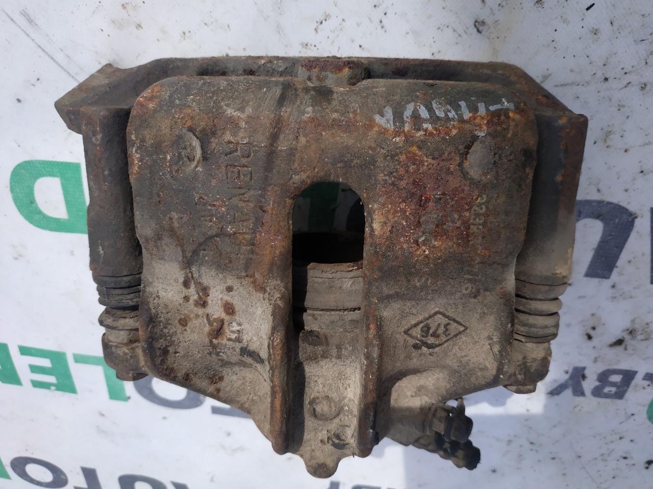 суппорт передний правый Renault Laguna 1 поколение 1996, 1.8 л., бензин, МКПП, хетчбэк 5 дв. - фото №1