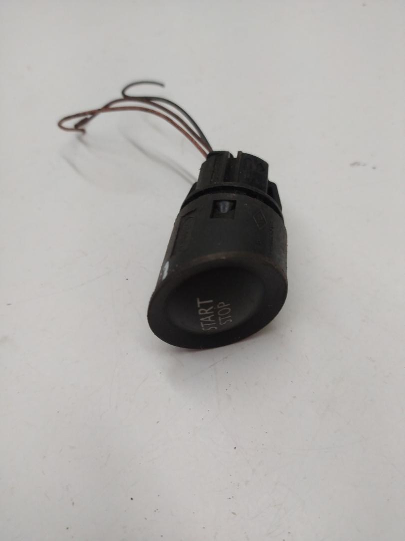кнопка ручного тормоза (ручника) Renault Megane 2 поколение 2004, 1.6 л., бензин, МКПП, хетчбэк 5 дв., 1927937 - фото №1
