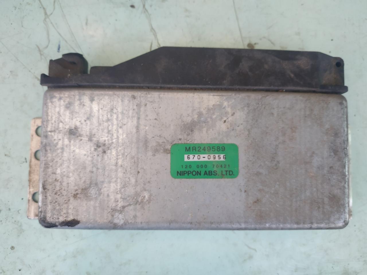 блок управления (другие) Mitsubishi Space Wagon 2 поколение (Typ N30/N40) 1997, 2.0 л., бензин, МКПП, минивэн, MR249589 - фото №1
