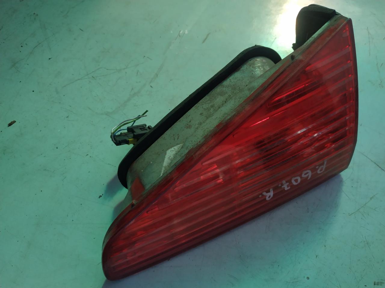фонарь крышки багажника правый Peugeot 607 1 поколение 2002, 2.2 л., бензин, МКПП, седан - фото №1