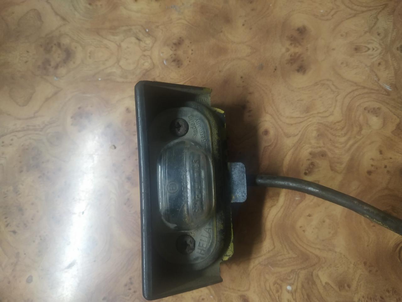 подсветка номера Volkswagen Passat B3 1991, 1.6 л., дизель, МКПП, седан, 251943139 - фото №1