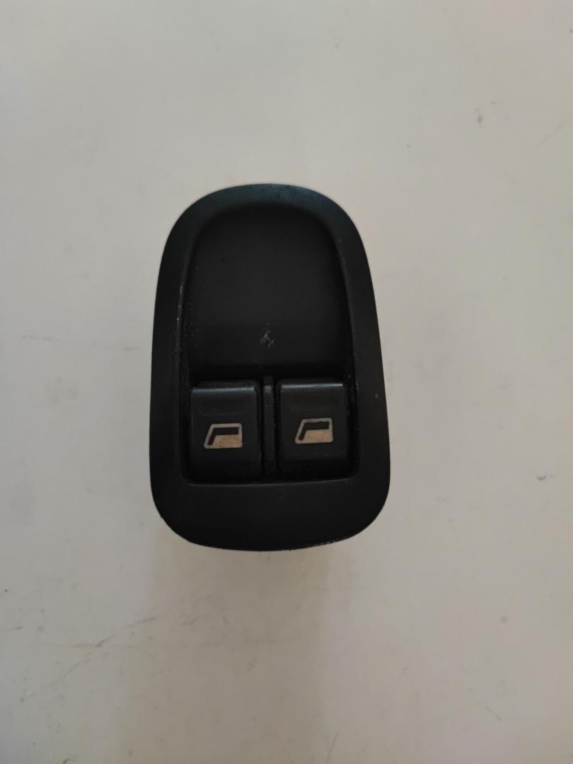 блок управления стеклоподъемниками Peugeot 206 1 поколение 2002, 1.4 л., бензин, МКПП, хетчбэк 5 дв. - фото №1