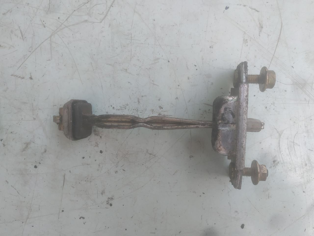 ограничитель открывания двери Mazda 323F BA 1996, 1.5 л., бензин, МКПП, хетчбэк 5 дв.
