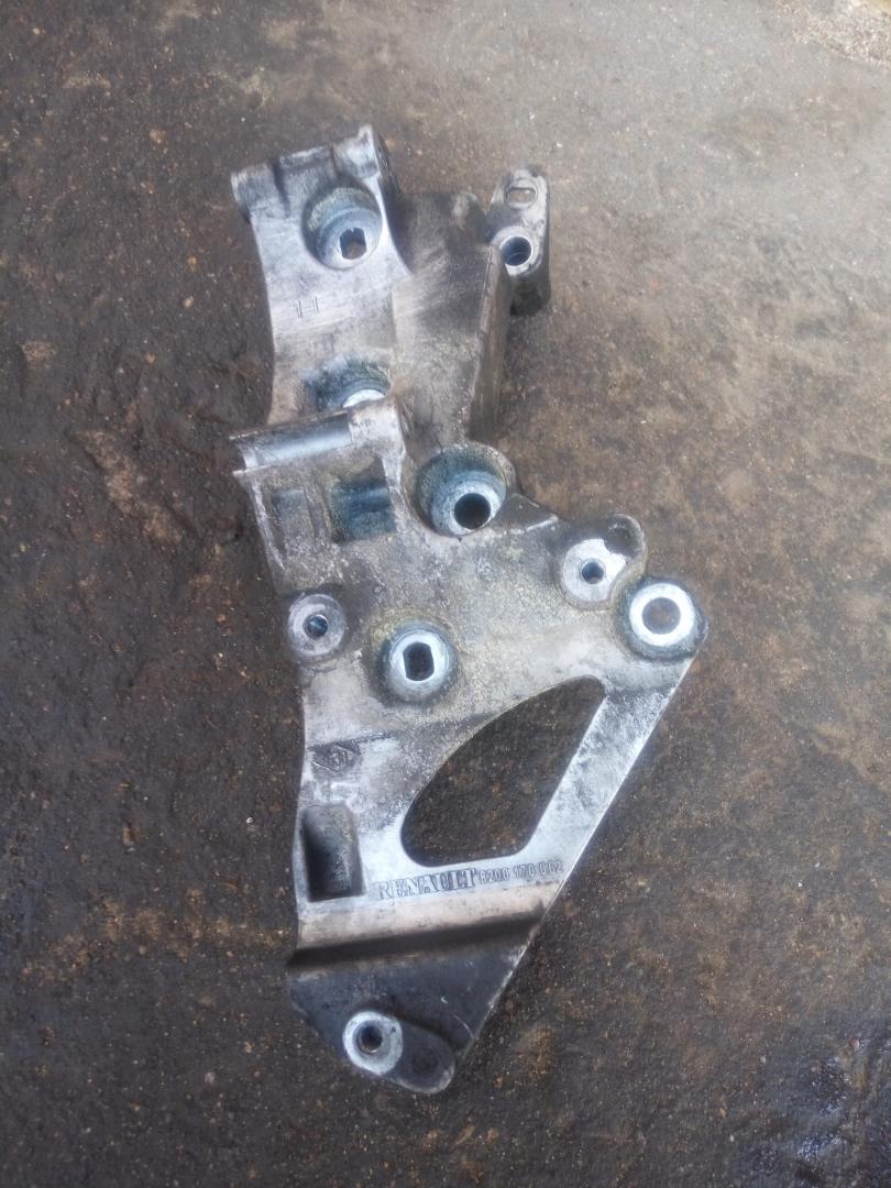 кронштейн (крепление) Renault Megane 2 поколение 2004, 1.5 л., дизель, МКПП, хетчбэк 5 дв., 8200170062 - фото №1