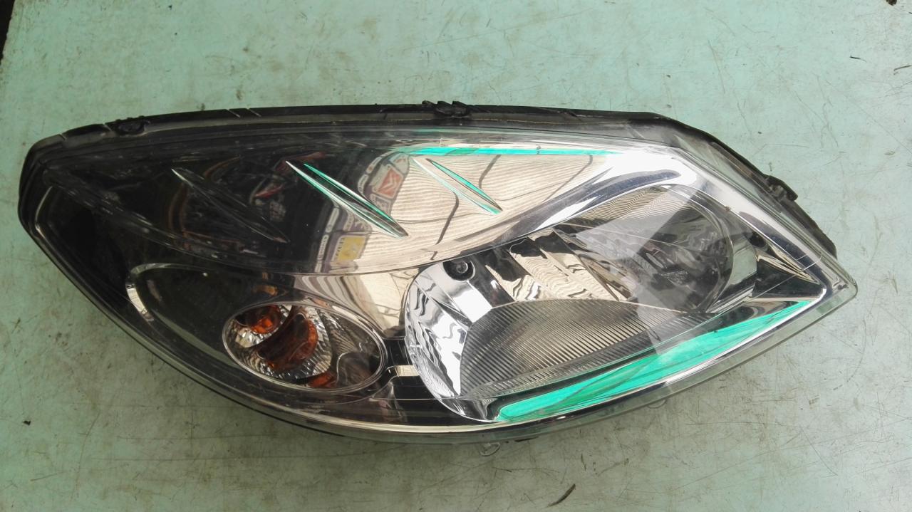 фара правая Renault Sandero 1 поколение 2013, 1.6 л., бензин, МКПП, хетчбэк 5 дв., 8200733877 - фото №1