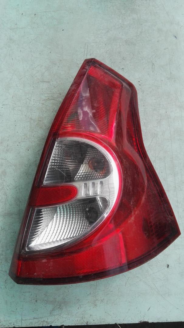 фонарь задний правый Renault Sandero 1 поколение 2011, 1.6 л., бензин, МКПП, хетчбэк 5 дв. - фото №1