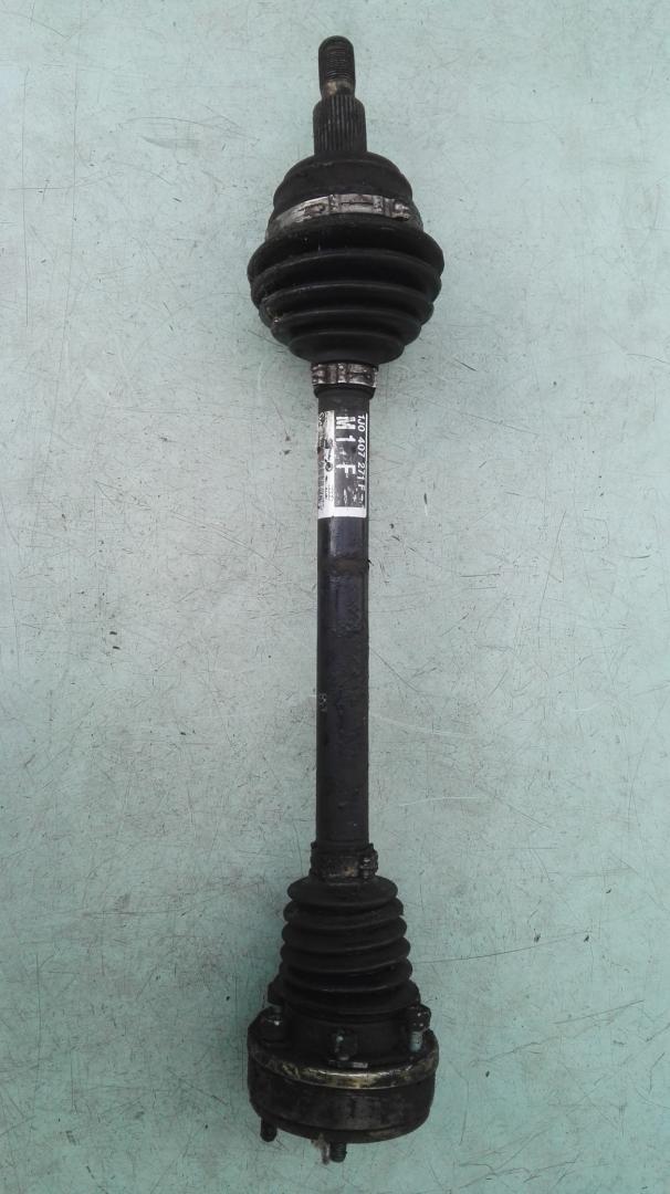 полуось передняя левая (приводной вал, ШРУС) Volkswagen Golf 3 поколение 1999, 1.4 л., бензин, МКПП, хетчбэк 5 дв., 1J0407271F - фото №1