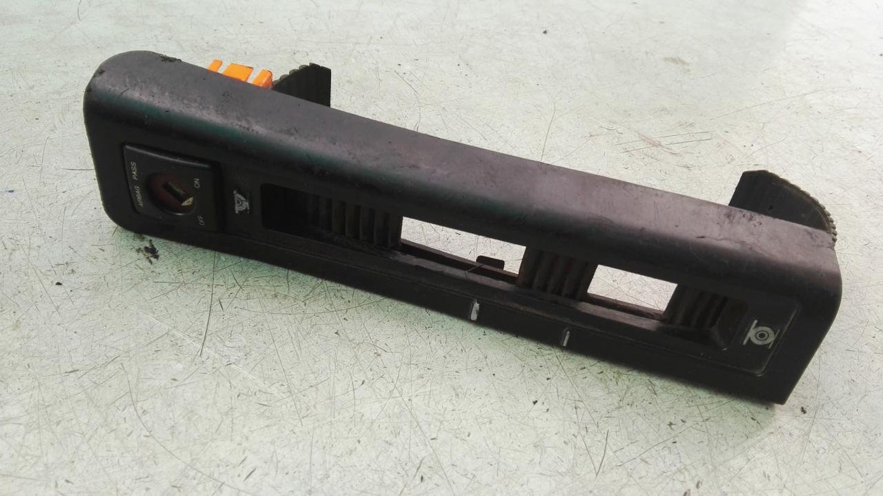 кнопка ручного тормоза (ручника) Citroen Xantia 1 поколение 1997, 1.9 л., дизель, МКПП, хетчбэк 5 дв. - фото №1