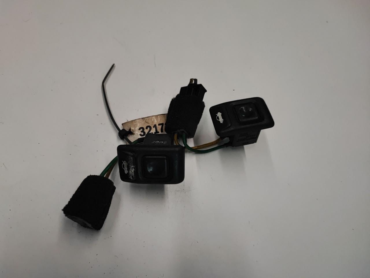 кнопка открытия багажника Hyundai Lantra J2 1997, 1.6 л., бензин, МКПП, универсал, 9355028000 - фото №1