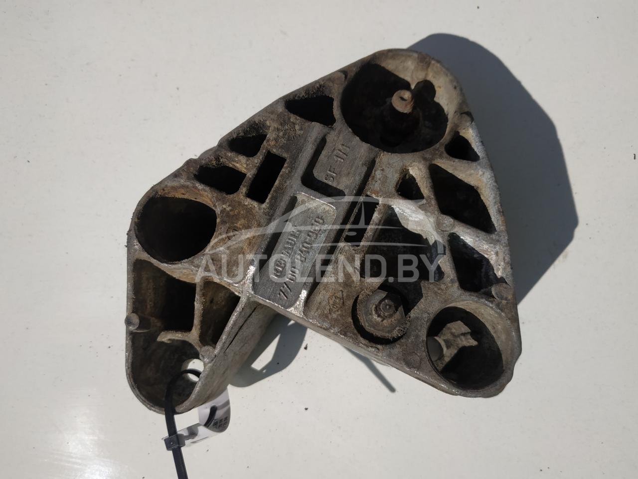 кронштейн (крепление) Renault Scenic 1 поколение 1998, 2.0 л., бензин, МКПП, минивэн, 7700840950 - фото №1