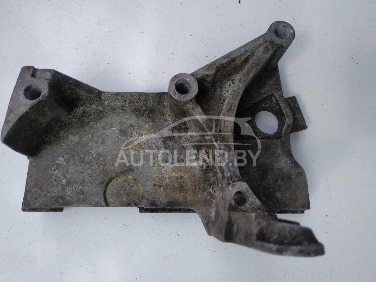 кронштейн (крепление) Renault Clio 2 поколение 2002, 1.5 л., дизель, МКПП, хетчбэк 5 дв. - фото №1
