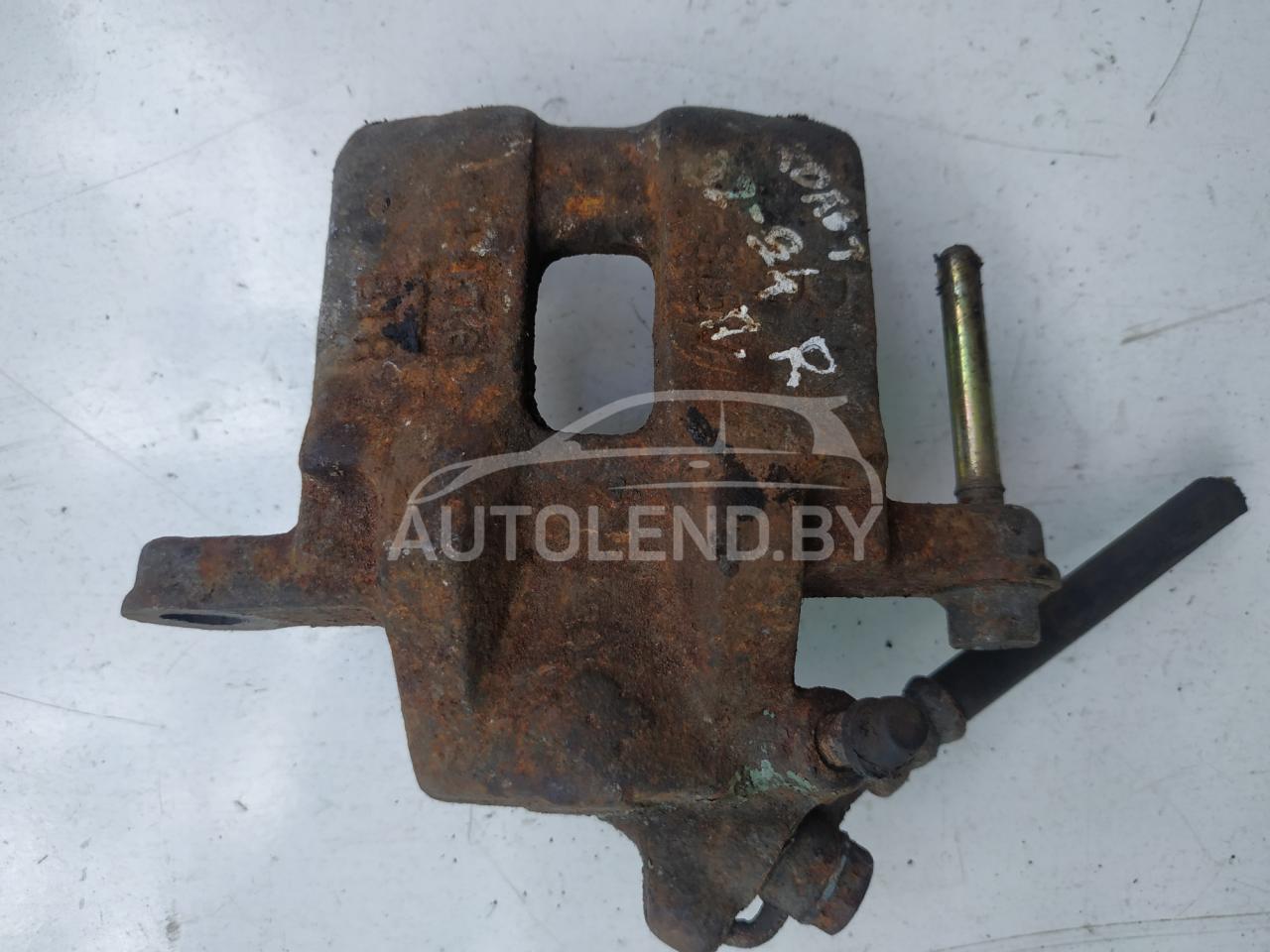 суппорт передний правый Mitsubishi Colt 4 поколение 1995, 1.6 л., бензин, МКПП, хетчбэк 5 дв. - фото №1