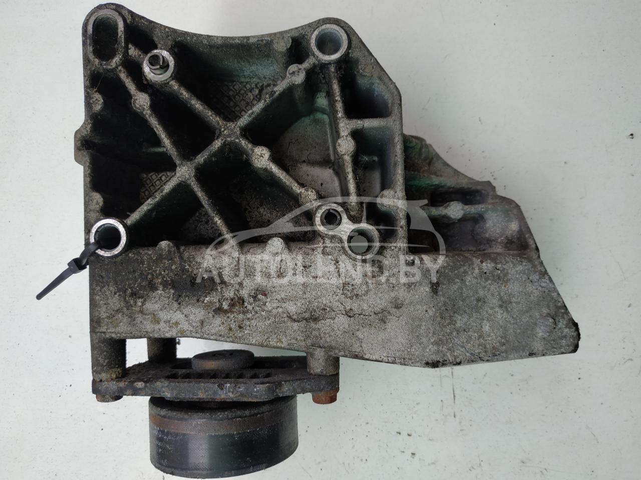 кронштейн (крепление) Peugeot 206 1 поколение 2003, 1.4 л., бензин, МКПП, хетчбэк 5 дв. - фото №1