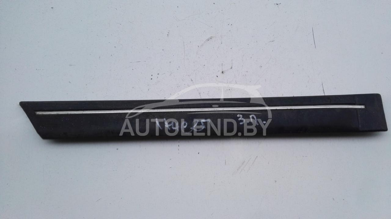 молдинг двери задней правой Mitsubishi Lancer 4 поколение 1991, 1.5 л., бензин, МКПП, хетчбэк 5 дв.