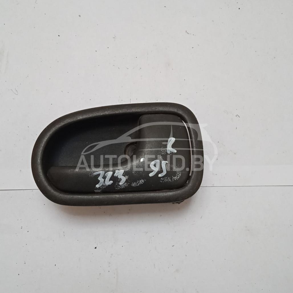 ручка внутренняя Mazda 323 5 поколение 1995, 1.5 л., бензин, МКПП, хетчбэк 5 дв. - фото №1