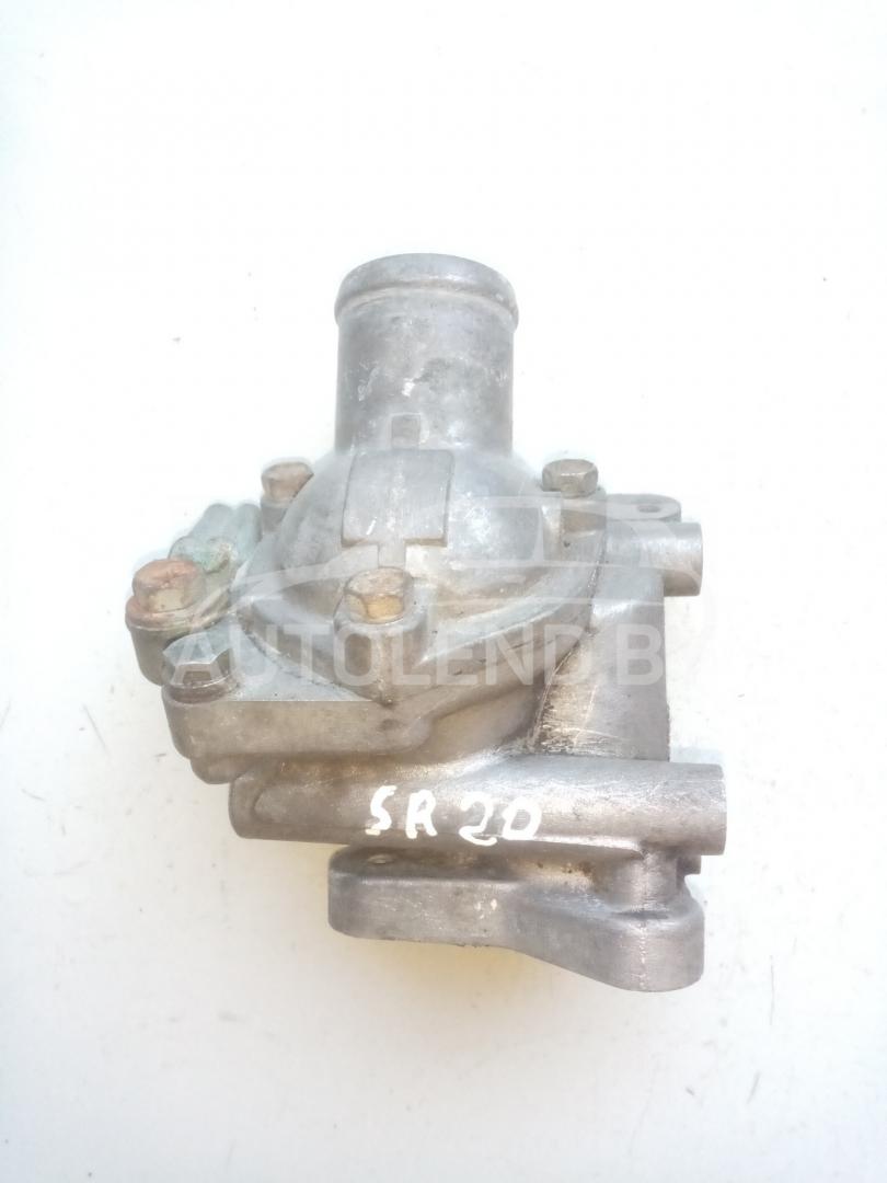 корпус термостата Nissan Primera P10 1997, 2.0 л., бензин, МКПП, хетчбэк 5 дв., 12061-89J00, 13049-93J10 - фото №1