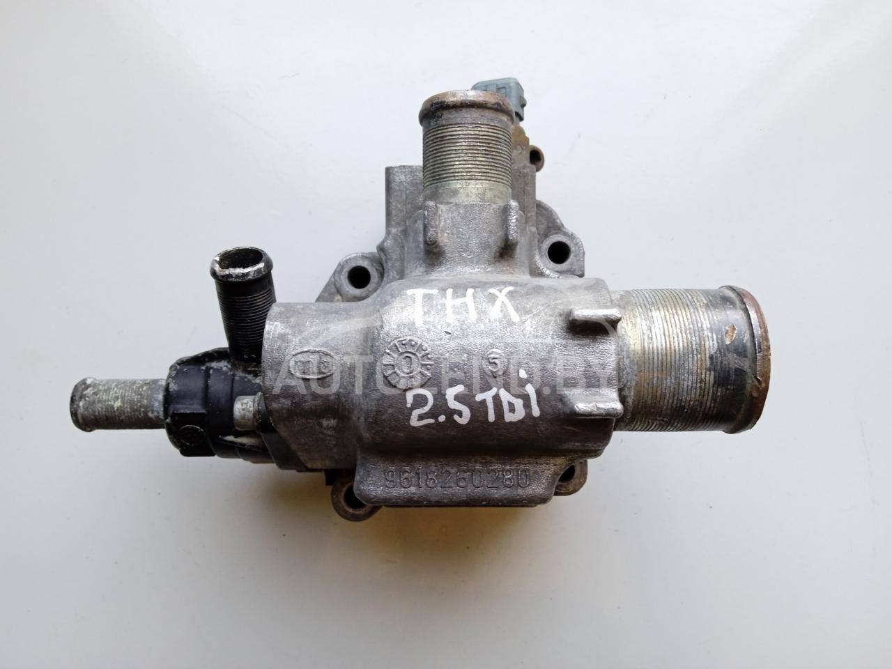 корпус термостата Peugeot Boxer 1 поколение 1999, 2.5 л., дизель, МКПП, минивэн, 9618260280, 9614500980 - фото №1
