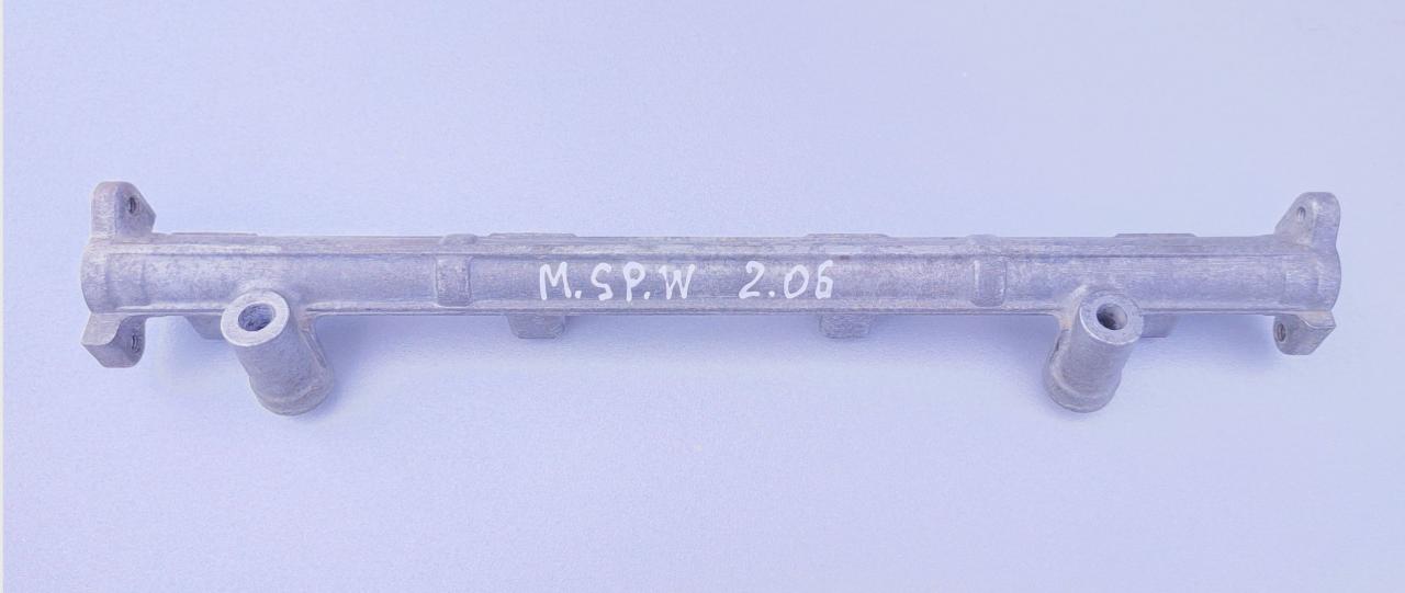 топливная рампа Mitsubishi Space Wagon 2 поколение (Typ N30/N40) 1997, 2.0 л., бензин, МКПП, минивэн, передний привод - фото №1
