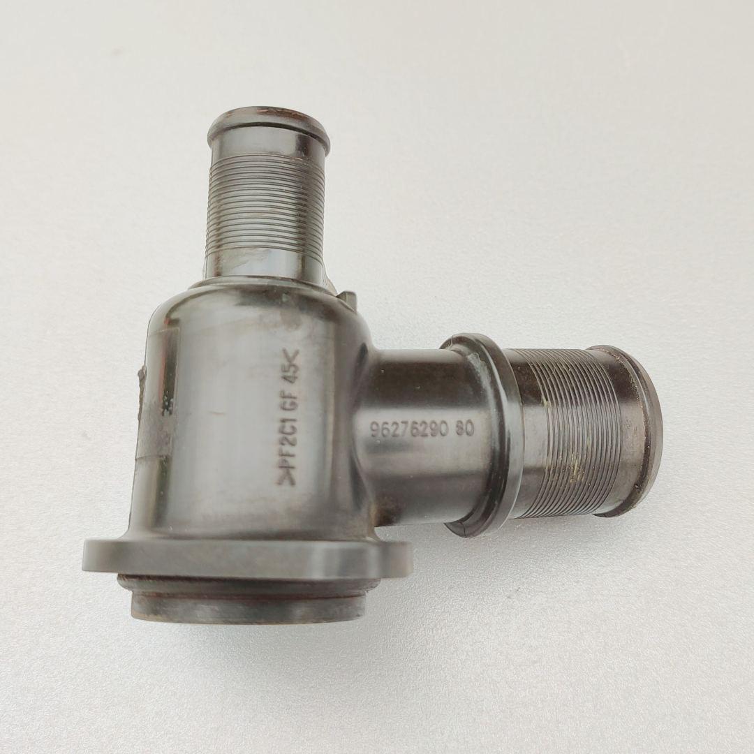 фланец (тройник) системы охлаждения Peugeot 307 1 поколение 2003, 1.6 л., NFU (TU5JP4), бензин, АКПП, хетчбэк 5 дв., 9627629080 - фото №1