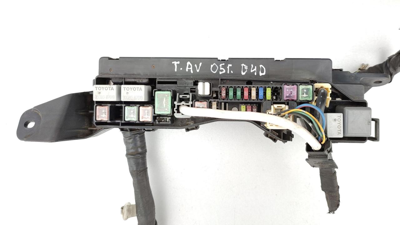 блок предохранителей Toyota Avensis 2 поколение (T250) 2005, 2.0 л., дизель, МКПП, хетчбэк 5 дв. - фото №1