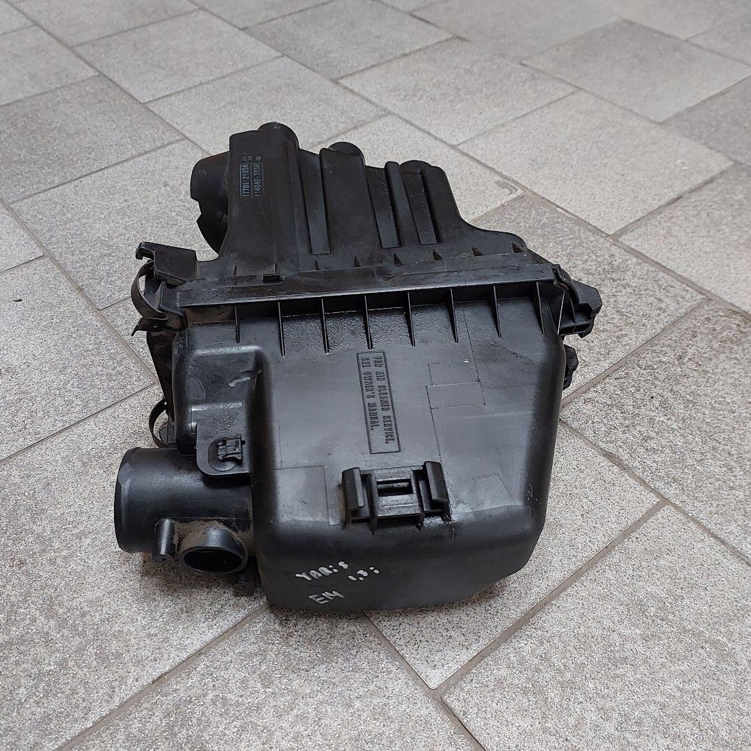корпус воздушного фильтра Toyota Yaris Verso 1 поколение XP20 2002, бензин, МКПП, 1770121050, 1140407030 - фото №1