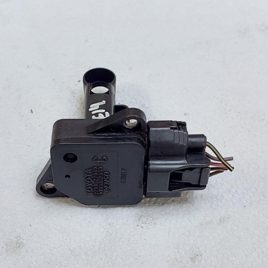 расходомер воздуха Toyota Yaris Verso 1 поколение XP20 2002, 1.3 л., бензин, МКПП, 2220422010, 1974002030 - фото №1