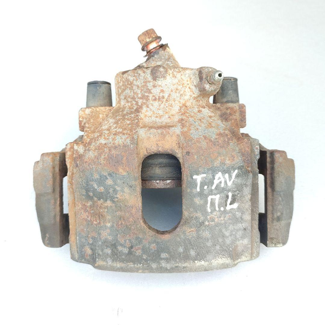 суппорт передний левый Toyota Avensis 1 поколение (T220) (1997 - 2000), 2.0 л., 2C-TE, дизель, МКПП - фото №1