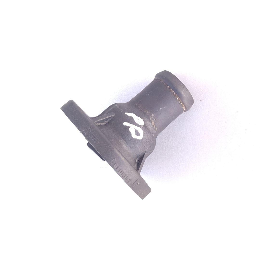фланец (тройник) системы охлаждения Audi 80 8A/B3 1988, 1.6 л., PP, бензин, МКПП, 026121145E - фото №1