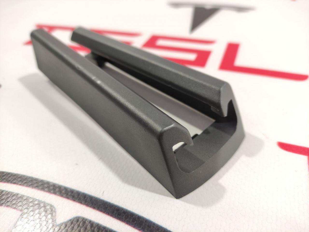 Заглушка салазки сиденья Tesla Model 3 1 поколение (2017 - 2026), 1097490-00-B - фото №1