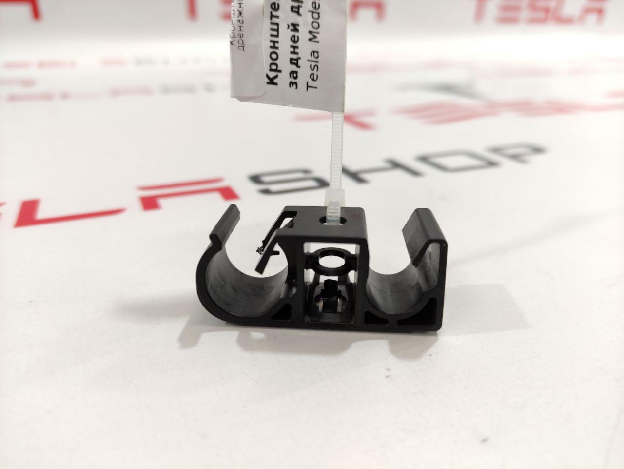 Кронштейн крепления задней дренажной трубки Tesla Model S 1 поколение 2016, 1013843-00-A - фото №1