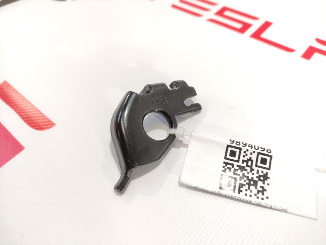 Кронштейн крепления пиропатрона ремня безопасности Tesla Model S 1 поколение 2015, 1004532-00-B - фото №1