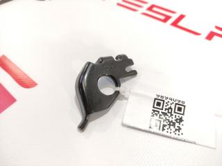 Кронштейн крепления пиропатрона ремня безопасности Tesla Model S 1 поколение 2015, 1004532-00-B