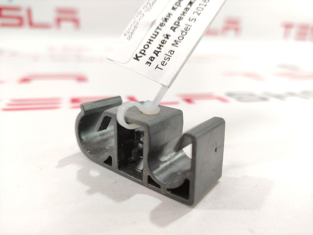 Кронштейн крепления задней дренажной трубки Tesla Model S 1 поколение 2016, 1013843-00-A - фото №1