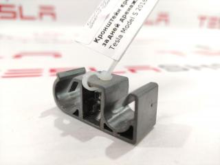 Кронштейн крепления задней дренажной трубки Tesla Model S 1 поколение 2016, 1013843-00-A