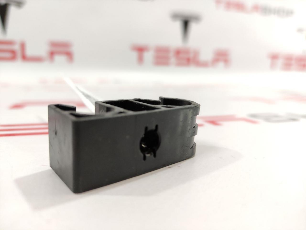 Кронштейн крепления задней дренажной трубки Tesla Model S 1 поколение 2016, 1013843-00-A - фото №1