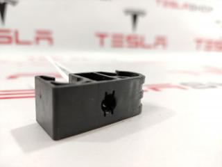 Кронштейн крепления задней дренажной трубки Tesla Model S 1 поколение 2016, 1013843-00-A