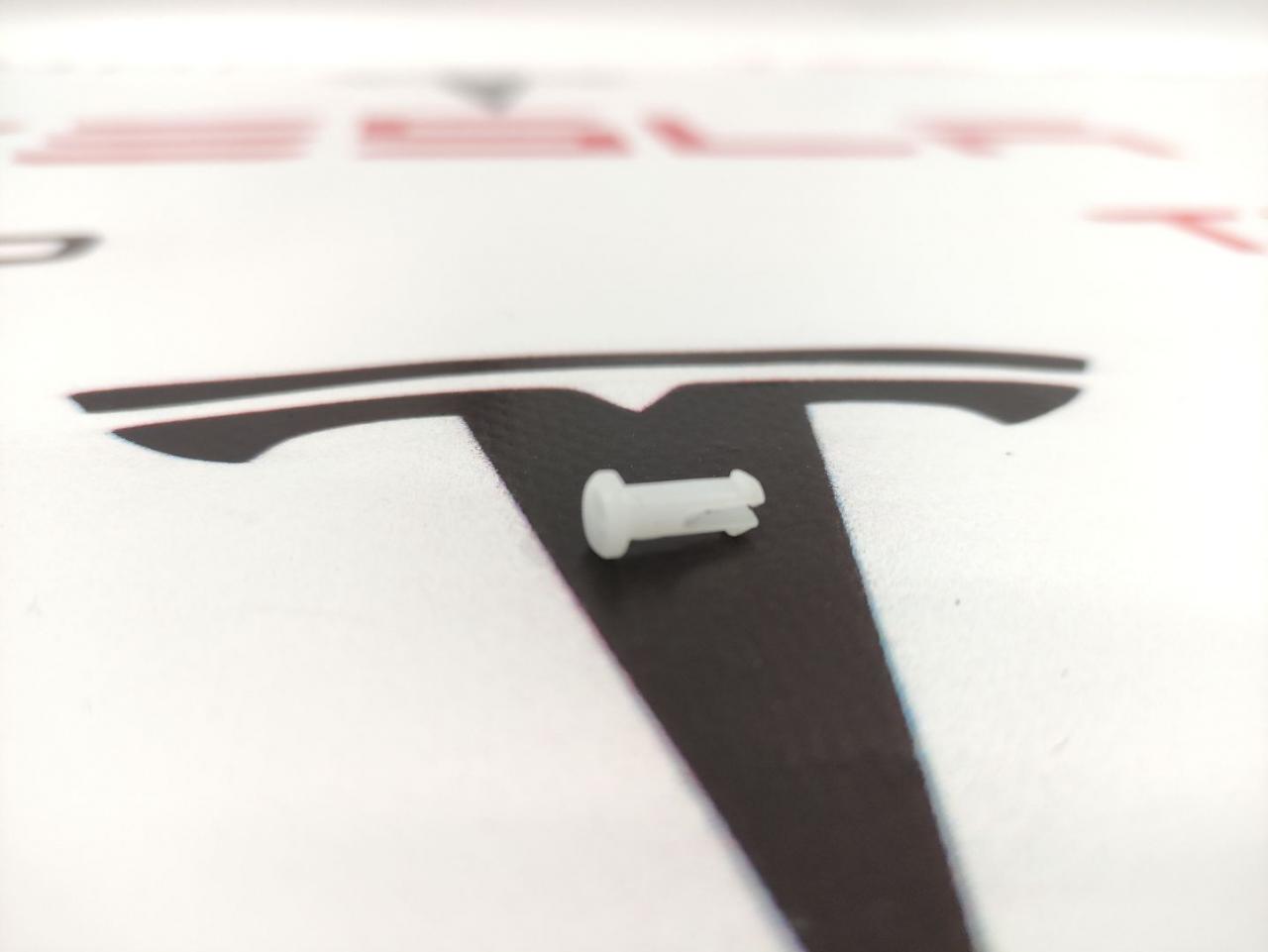 Фиксатор (палец) бардачка Tesla Model 3 1 поколение 2018, 1083340-00-F - фото №1