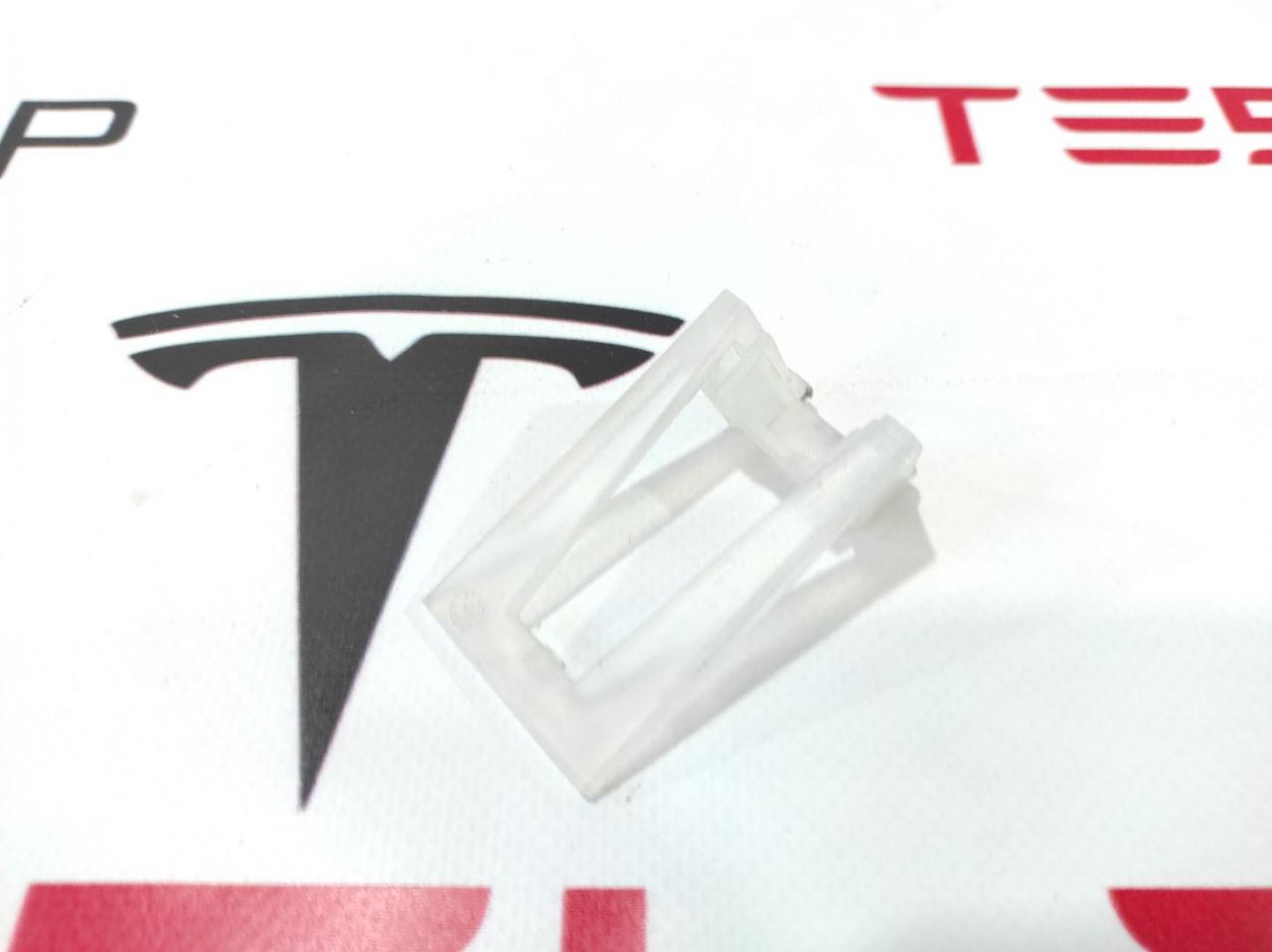 Изолятор силиконовый защитного метал. корпуса основной батареи Tesla Model S 1 поколение 2016, 1014929-00-C - фото №1