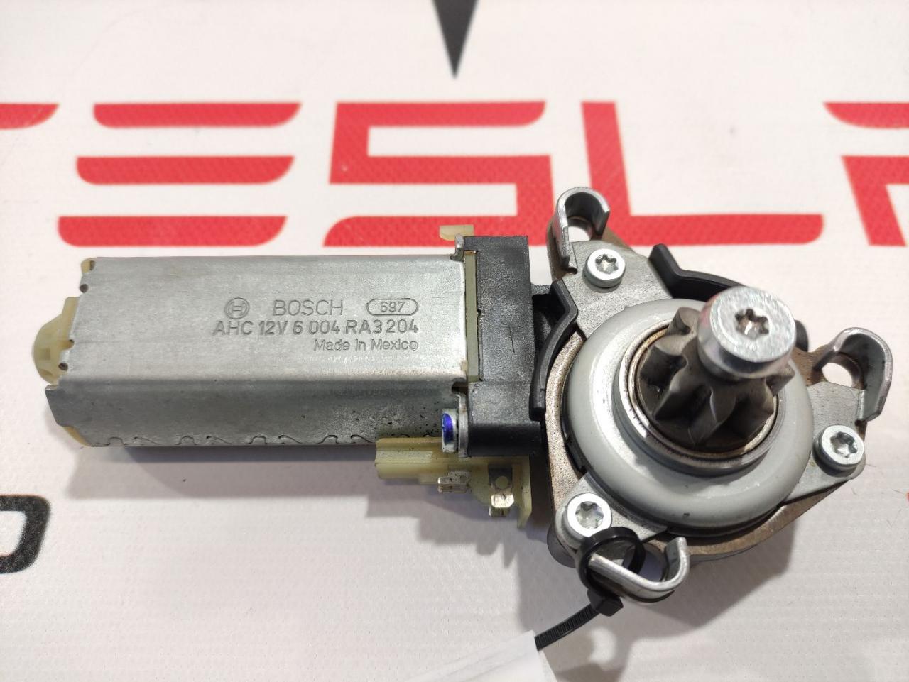 Моторчик складывания сиденья Tesla Model S 1 поколение 2015, RA3203, RA3204 - фото №1