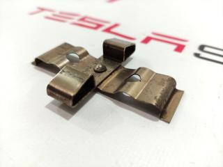 Пружина прижимная (скоба) суппорта задняя Tesla Model S 1 поколение 2015, 1027643-00-A, 6008142-00-A